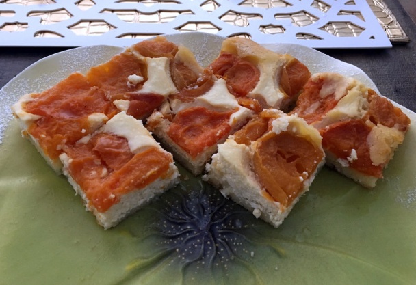 Krehký koláč s tvarohom a marhuľami (fotorecept) - obrázok 9