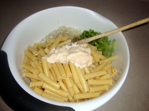 Krevetový šalát s kuracími prsiami a cestovinou (fotorecept) - obrázok 5