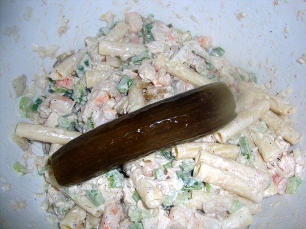 Krevetový šalát s kuracími prsiami a cestovinou (fotorecept) - obrázok 7