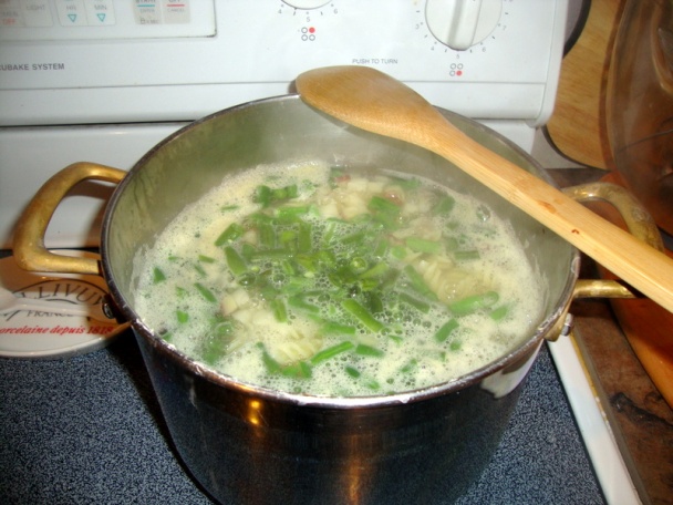 Cestovinový teplý šalát s bazalkovým pestom (fotorecept) - obrázok 3