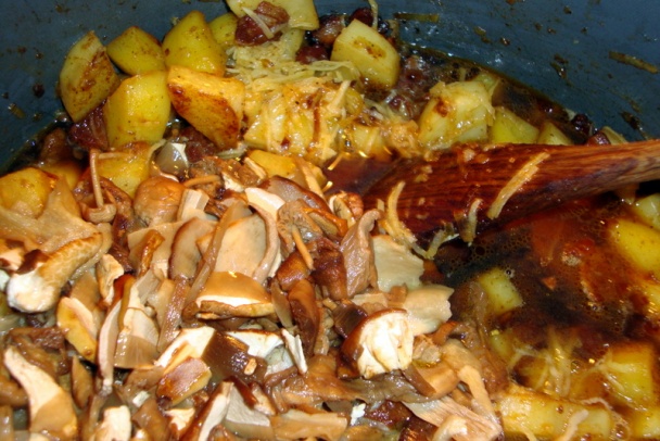 Zemiaková polievka s hubami a bravčovinou (fotorecept) - obrázok 11