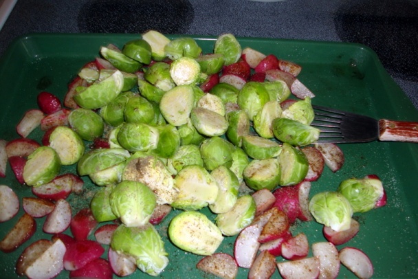 Losos a restovaný ružičkový kel s reďkovkami (fotorecept) - obrázok 2