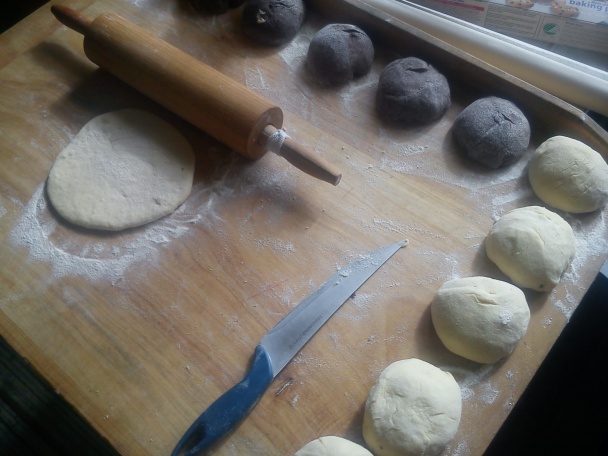 Dvojfarebné rožky z kysnutého cesta - obrázok 1