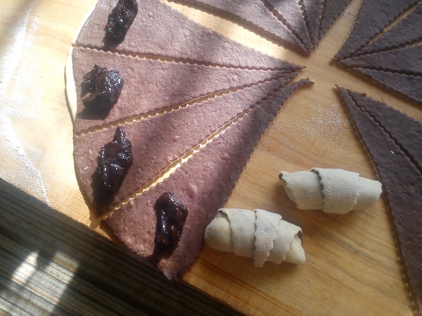 Dvojfarebné rožky z kysnutého cesta - obrázok 2