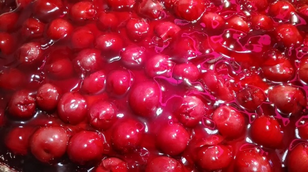 Kakaová piškóta s višňami - obrázok 5