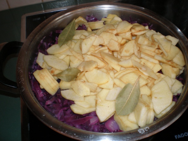 Dusená červená kapusta s jablkami - obrázok 3