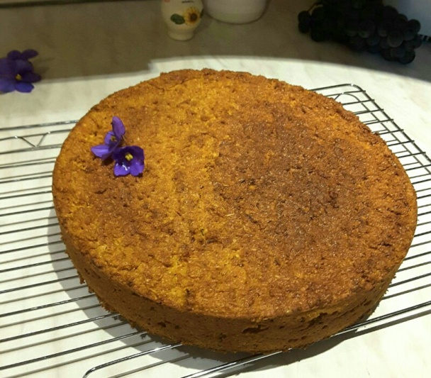 Mrkvová torta s bielou čokoládou, malinami a mangom - obrázok 1