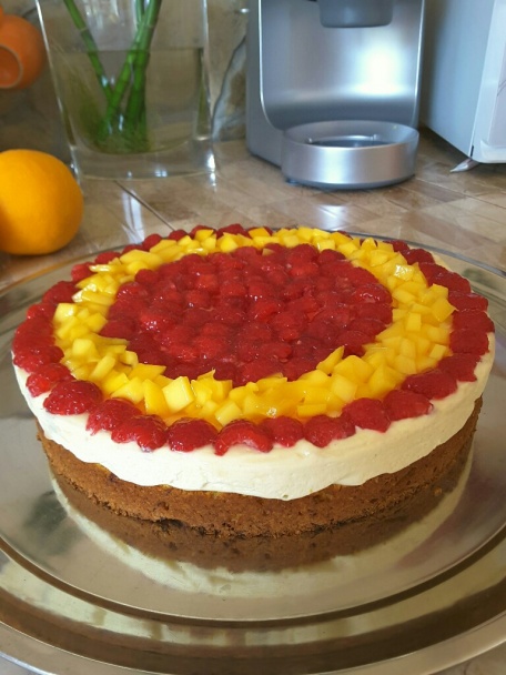 Mrkvová torta s bielou čokoládou, malinami a mangom - obrázok 2