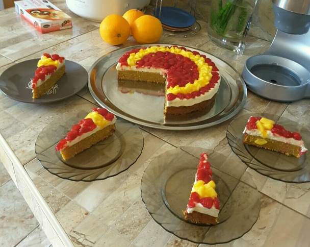 Mrkvová torta s bielou čokoládou, malinami a mangom - obrázok 3