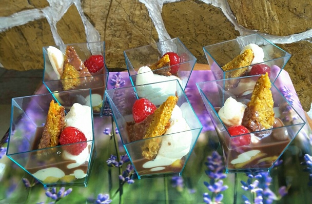 Mrkvová torta s bielou čokoládou, malinami a mangom - obrázok 4