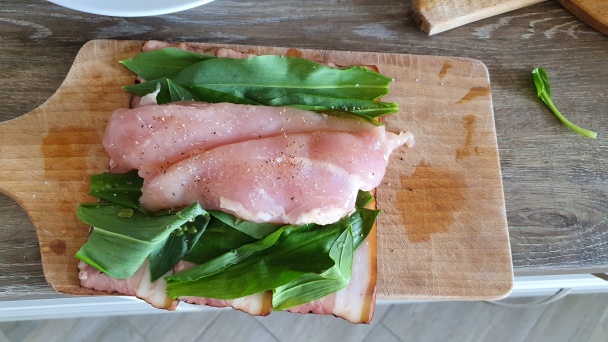 Kuracie prsia s medvedím cesnakom a tvarohovo-zemiakovými ňokmi (fotorecept) - obrázok 2