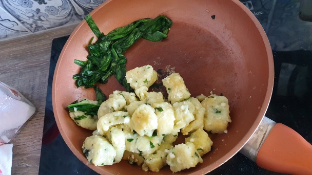 Kuracie prsia s medvedím cesnakom a tvarohovo-zemiakovými ňokmi (fotorecept) - obrázok 6