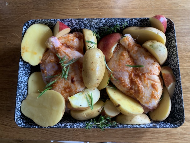 Pečené kuracie stehná so zemiakmi (fotorecept) - obrázok 2