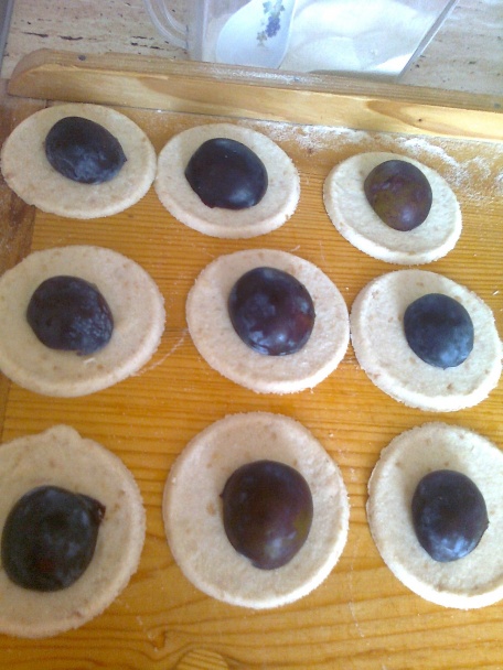 Rýchle slivkové knedlíky - obrázok 6