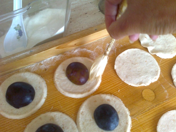 Rýchle slivkové knedlíky - obrázok 7