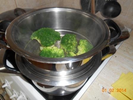 Brokolica s bryndzou a zeleninovým šalátom - obrázok 1