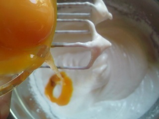 Maľovaná roláda s jahodami ( fotorecept ) - obrázok 5