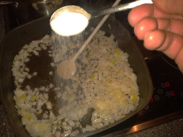 Pomaly pečená kačka s kapustou na červenom víne a karamele so zemiakovými lokšami (fotorecept) - obrázok 4