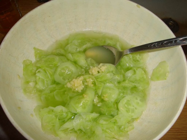 Uhorkový šalát s cesnakom (fotorecept) - obrázok 3