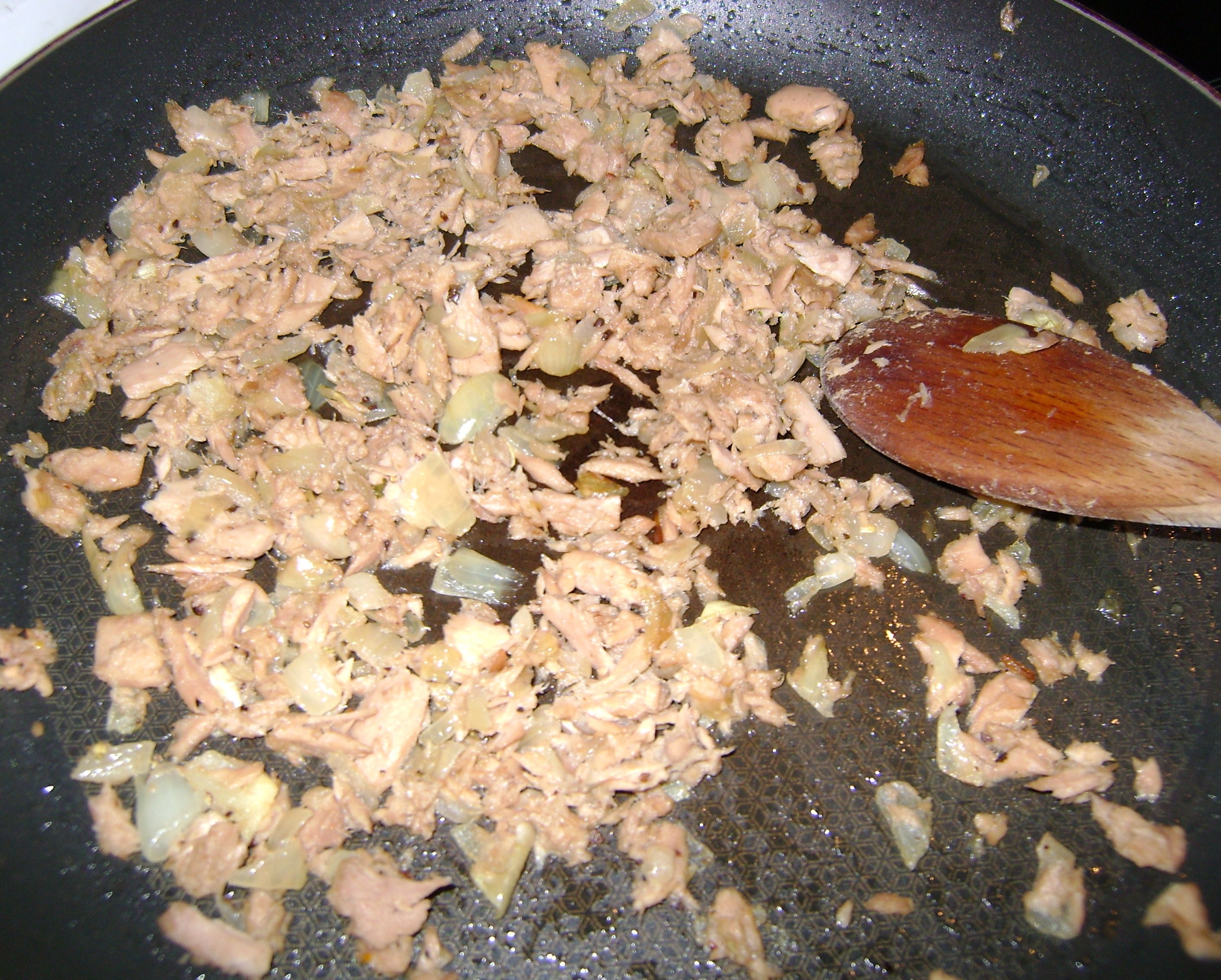 Špagety so syrovo-bazalkovou omáčkou a tuniakom - obrázok 1