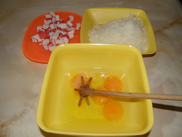 Omeletové syrové kúsky s krabími tyčinkami (fotorecept) - obrázok 1