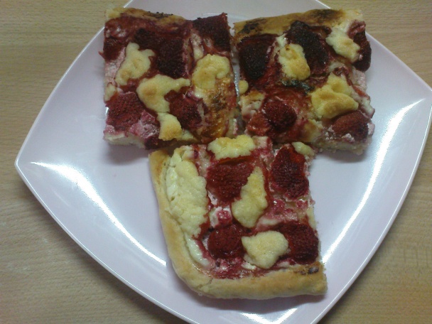 Kysnutý tvarohový koláč s jahodami a posýpkou - obrázok 2