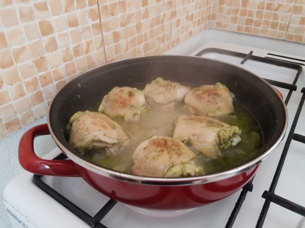 Horné kuracie stehná s pestom z medvedieho cesnaku  - obrázok 1