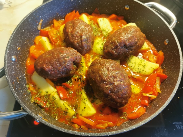 Dusené hovädzie fašírky na zelenine - obrázok 4