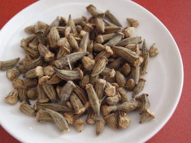 Zeytinyağlı bamya yemeği (Dusená okra s cícerom a paradajkami) - obrázok 1