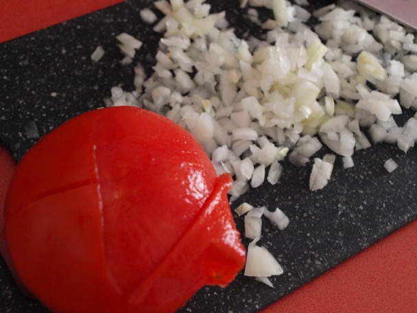 Zeytinyağlı bamya yemeği (Dusená okra s cícerom a paradajkami) - obrázok 3