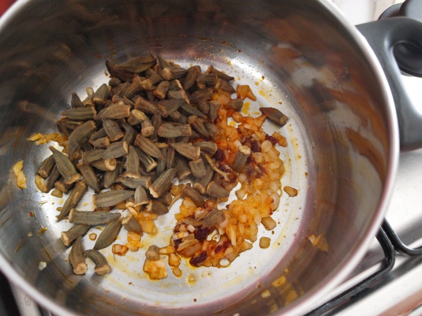 Zeytinyağlı bamya yemeği (Dusená okra s cícerom a paradajkami) - obrázok 4