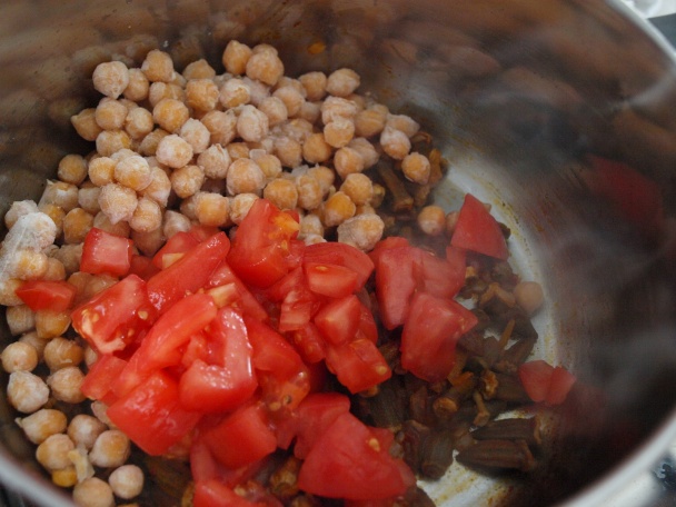 Zeytinyağlı bamya yemeği (Dusená okra s cícerom a paradajkami) - obrázok 5