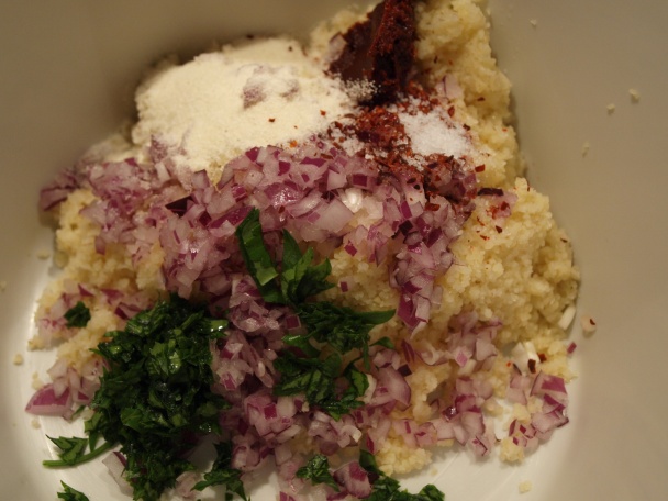 Yoğurtlu köfte - Bulgurové guličky v jogurtovej omáčke s cícerom a mäsom (fotorecept) - obrázok 2