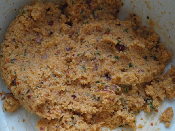 Yoğurtlu köfte - Bulgurové guličky v jogurtovej omáčke s cícerom a mäsom (fotorecept) - obrázok 3