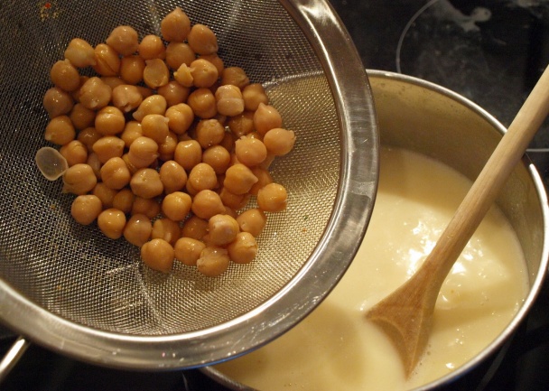Yoğurtlu köfte - Bulgurové guličky v jogurtovej omáčke s cícerom a mäsom (fotorecept) - obrázok 9