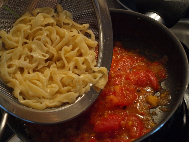 Domáce cestoviny s paradajkami, olivami a rukolou (fotorecept) - obrázok 7