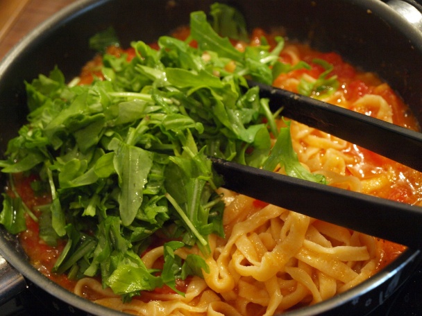 Domáce cestoviny s paradajkami, olivami a rukolou (fotorecept) - obrázok 8