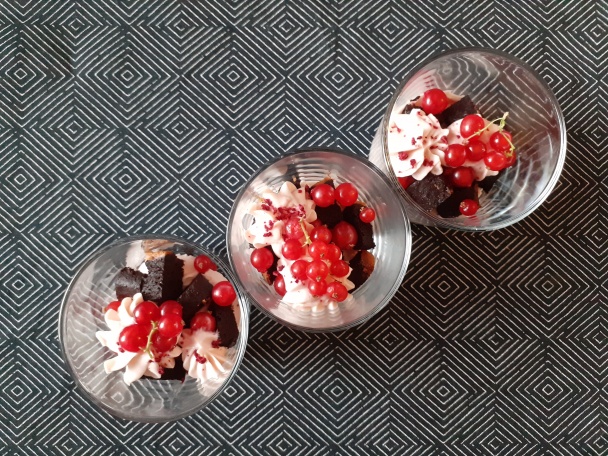 Rýchle brownies kocky s malinovým krémom - obrázok 9