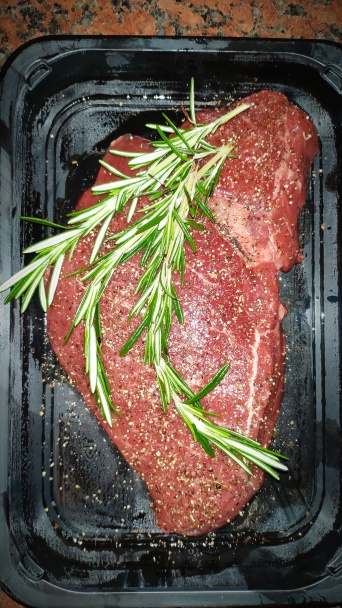 Hovädzí steak s opekanými zemiakmi s cherry paradajkami (fotorecept) - obrázok 1