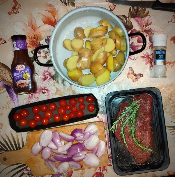 Hovädzí steak s opekanými zemiakmi s cherry paradajkami (fotorecept) - obrázok 2