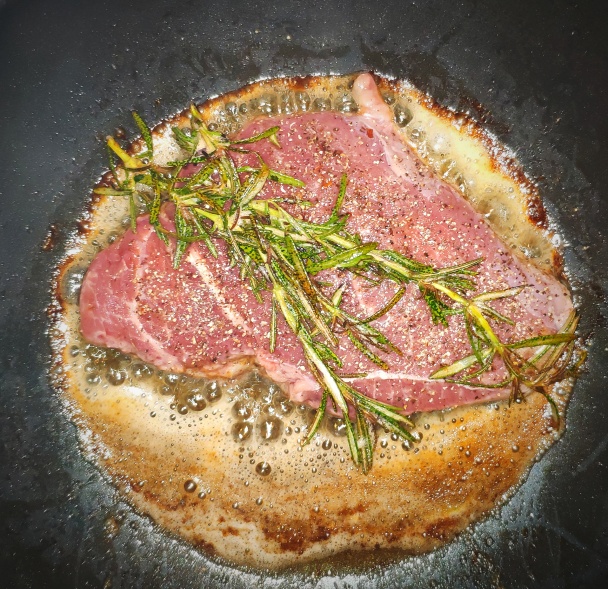 Hovädzí steak s opekanými zemiakmi s cherry paradajkami (fotorecept) - obrázok 3