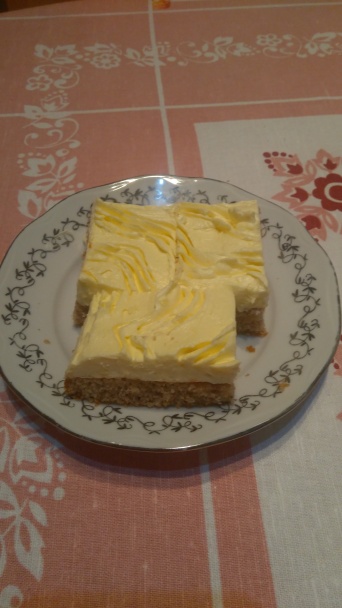 Hrnčekový orechový koláč s pudingovým krémom - obrázok 3