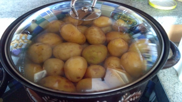 Šalata s celými zemiakmi omastenými slaninou (fotorecept) - obrázok 7