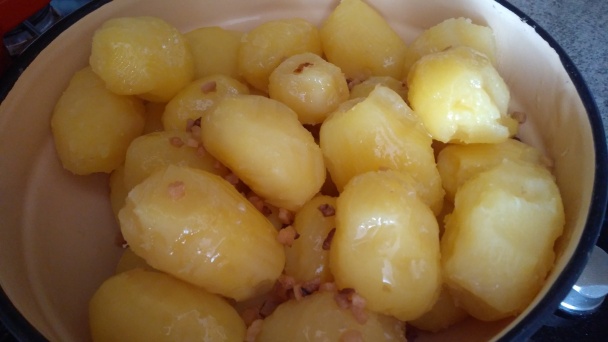 Šalata s celými zemiakmi omastenými slaninou (fotorecept) - obrázok 14