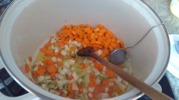 Karfiolová polievka so zeleninou, zemiakmi a s haluškami (fotorecept) - obrázok 2