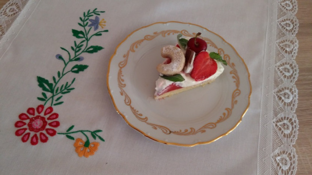 Jahodová torta so šľahačkovo-tvarohovým krémom - obrázok 6