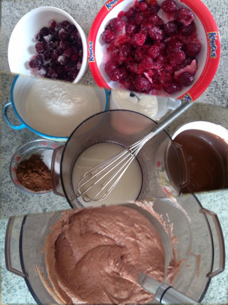 Čokoládový zákusok s višňami, černicami a čokopolevou (fotorecept) - obrázok 2