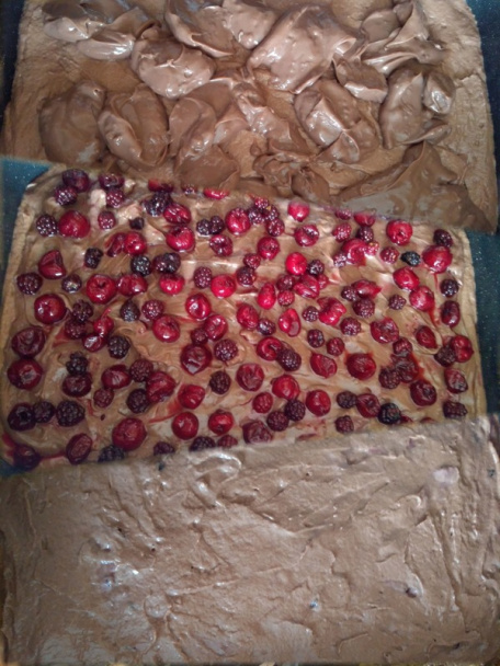 Čokoládový zákusok s višňami, černicami a čokopolevou (fotorecept) - obrázok 3