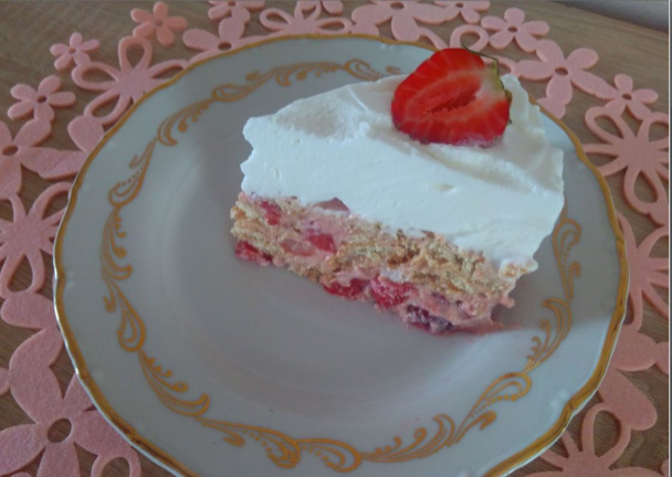 Rýchla nepečená jahodová torta so šľahačkou - obrázok 3