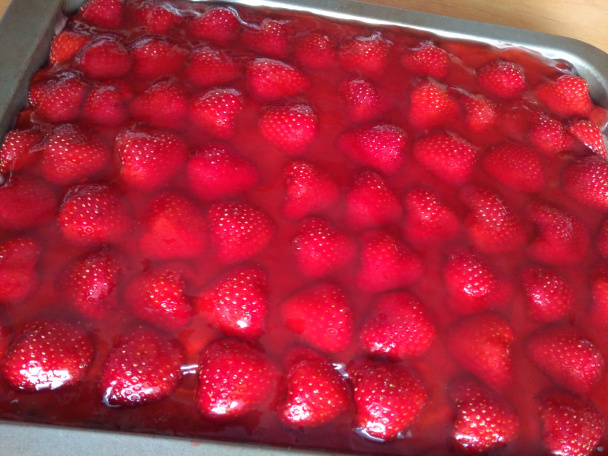 Jahodový dierkovaný zákusok so salkovým krémom a želé  - obrázok 5